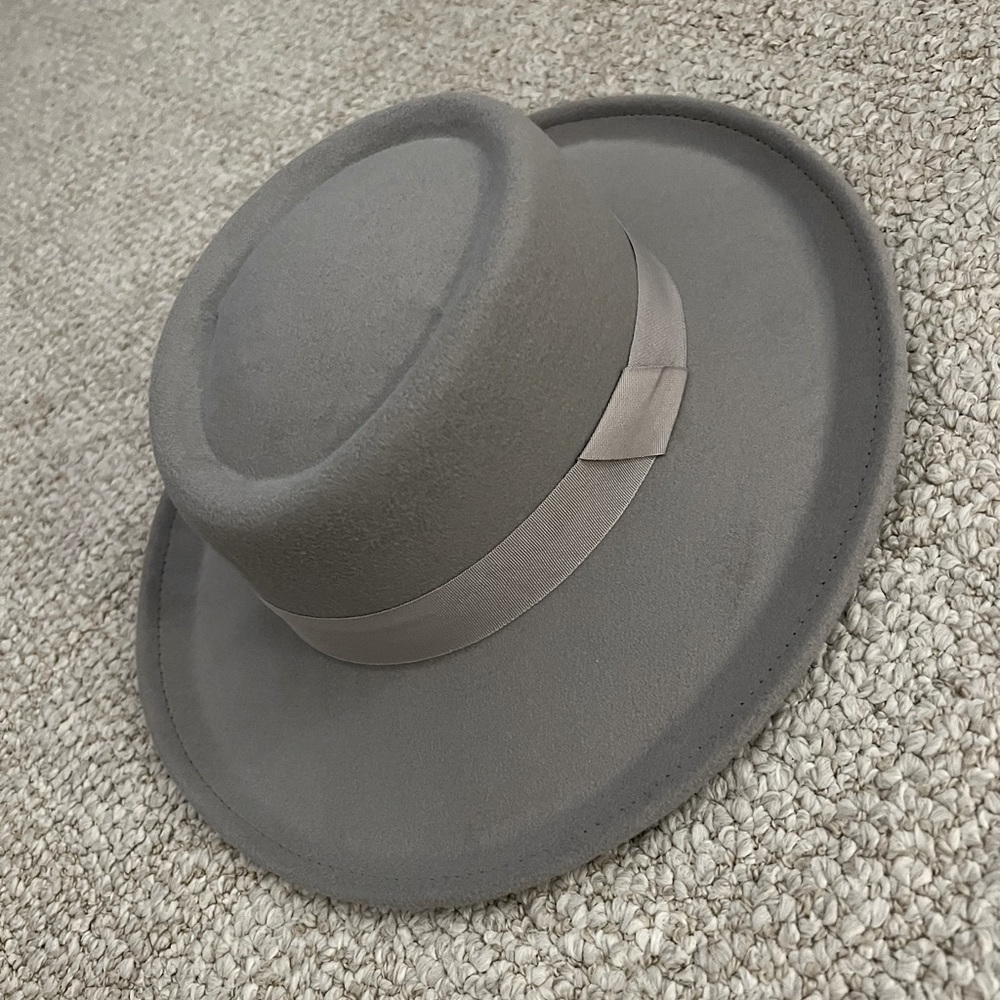 Like new Womens hat from Dress Up Boutique. Worn once for a couple of hours.